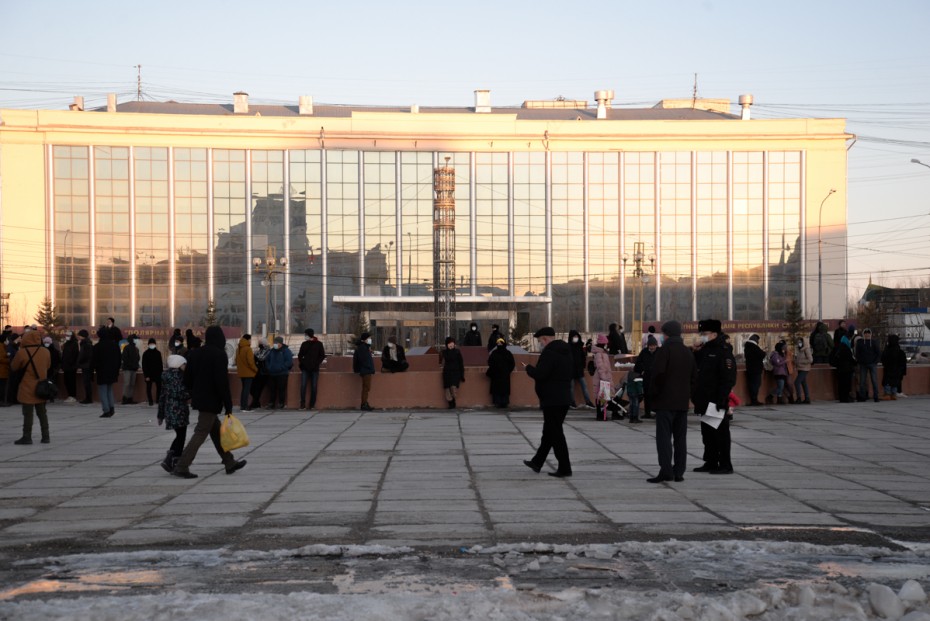 Молчаливый протест: В Якутске на площади Ленина собрались люди в день солидарности с Навальным