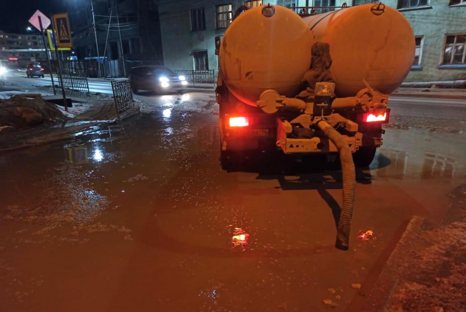 Мэрия Якутска: С городских улиц откачано около 2 тысячи кубометров талой воды