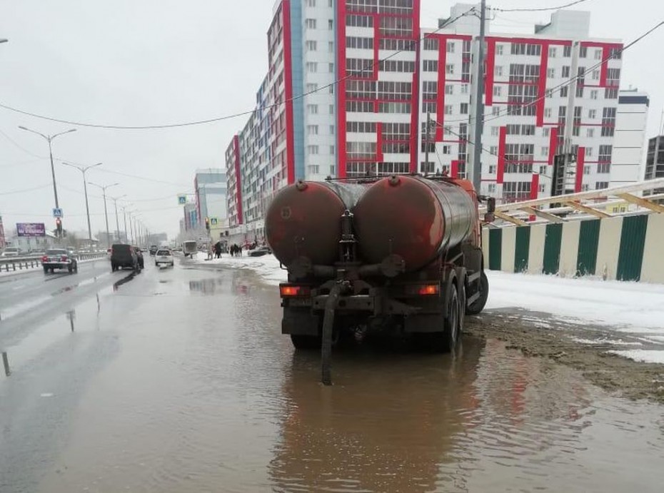 Откачку талых воды с городских улиц продолжает МУП «Жилкомсервис»