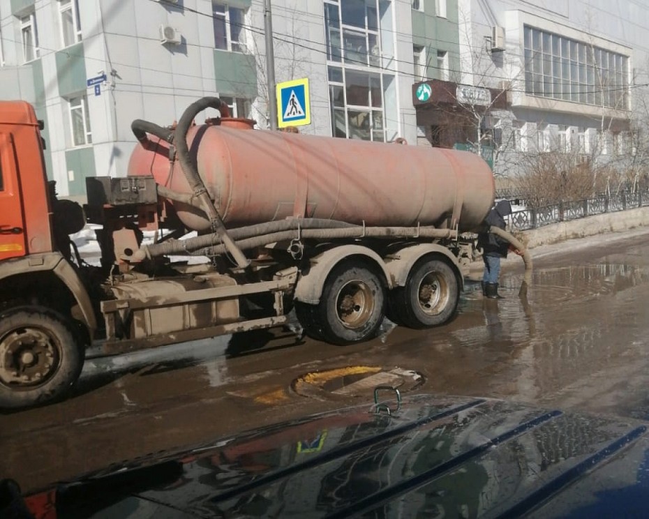 Работы по откачке и пропуску талых вод продолжаются в Якутске