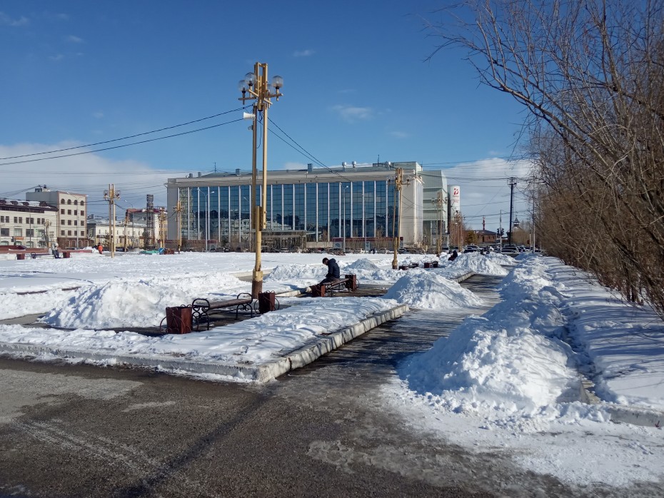 Видеофакт : После снегопада улицы и дворы Якутска по-прежнему в снегу