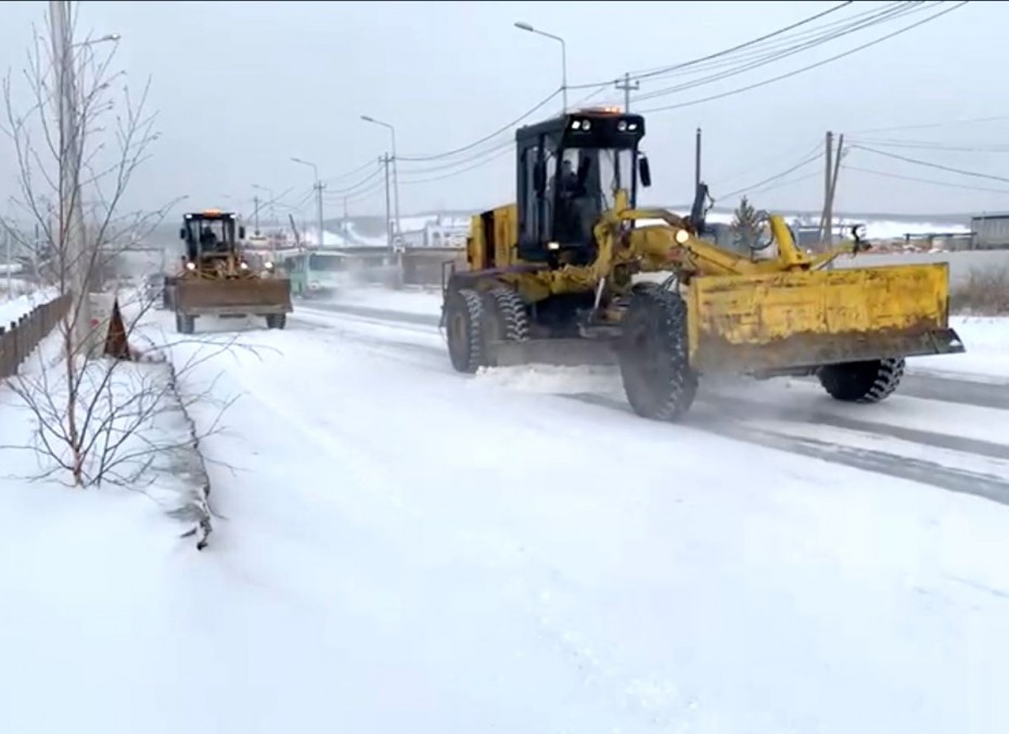 Дорожники убирают и вывозят снег с улиц Якутска в усиленном режиме