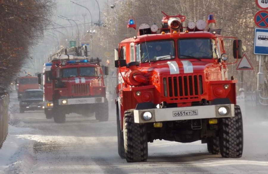 В праздничный день спасли дом от огня в Якутске