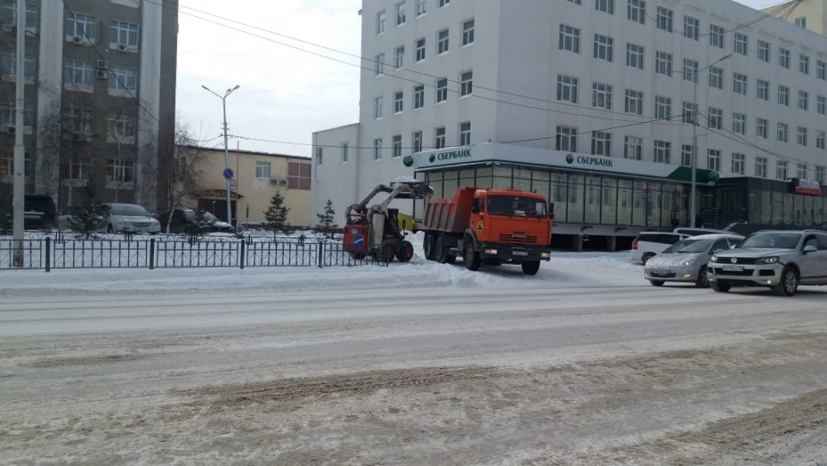 Коммунальщики расчищают улицы и дворы Якутска от последствий аномального снегопада