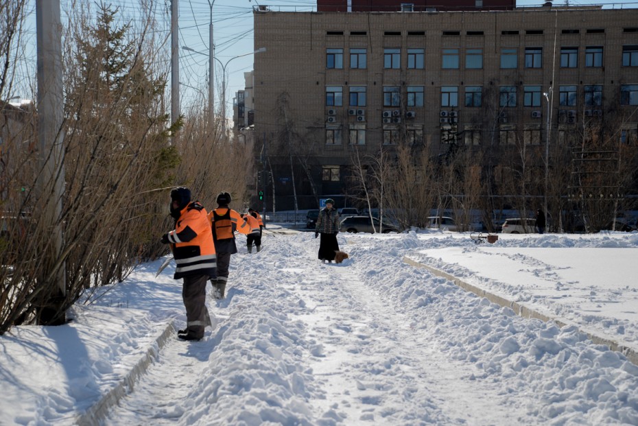 Фотофакт : Уборка снега на площади Ленина