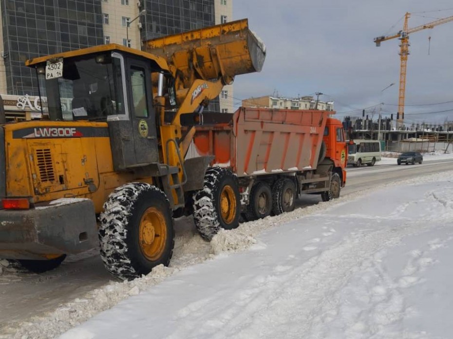 Продолжается уборка и вывоз снега с улиц Якутска
