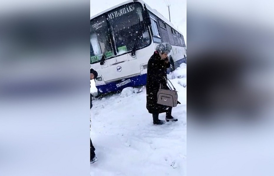 Видеофакт: Пригородный автобус из микрорайона Кангалассы съехал с дороги из-за гололеда