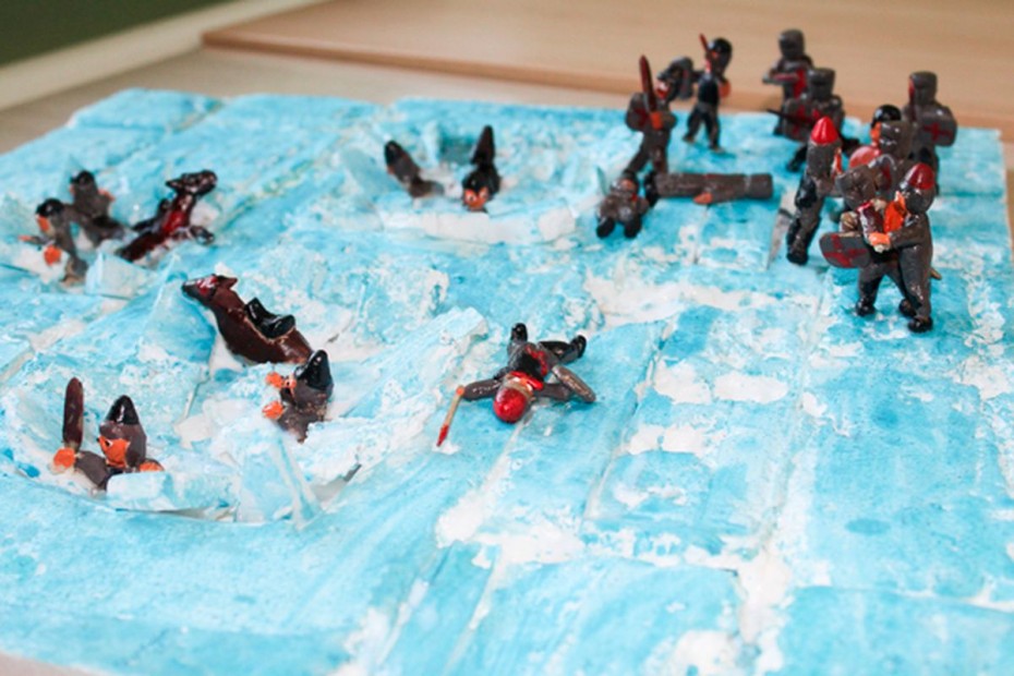 Лепили горбатого, а теперь из пластилина: осужденные создали мини диораму ко Дню победы на Чудском озере