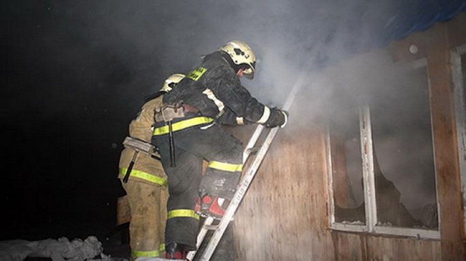 Огнеборцы спасли частный дом на улице Чусовского в Якутске