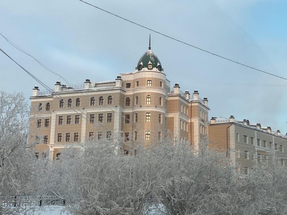 Девочка упала с 8 этажа в Якутске, происшествие на контроле прокуратуры