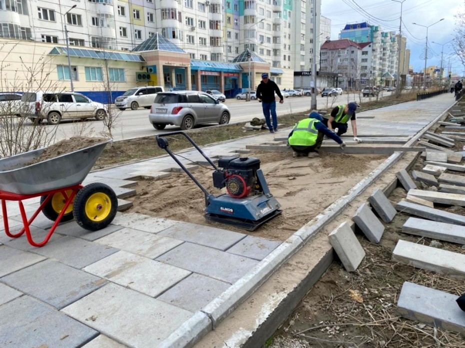 Реакция на материал: Подрядчики приступили к устранению дефекта тротуара по ул. Пояркова