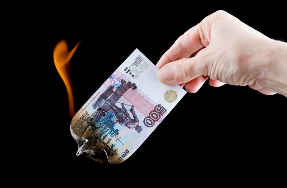 Россияне в условиях падения доходов начали проедать сбережения и брать больше кредитов