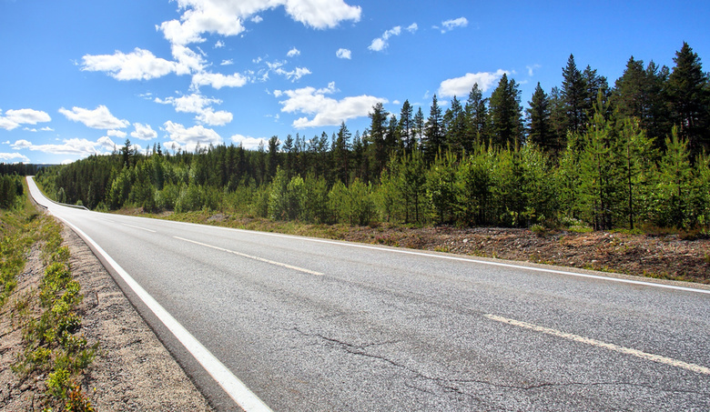 В текущем году в  Якутии  отремонтируют и построят около 500 км дорог