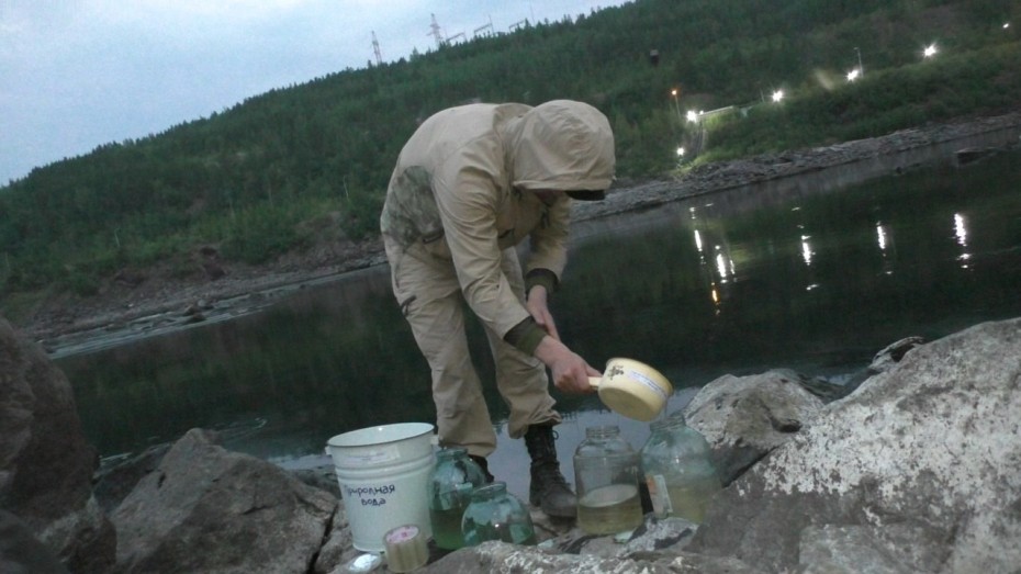 Госинспекторы Минэкологии Якутии провели осмотр и отбор проб на месте разлива нефтепродуктов у Вилюйской ГЭС