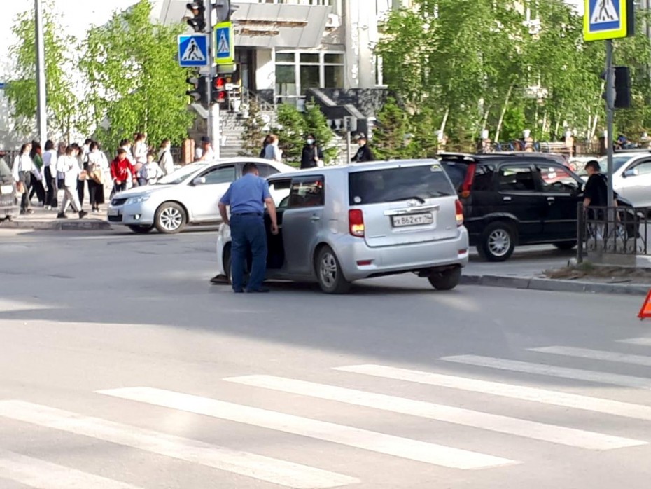 Точечный ремонт привел к точечному провалу – на проспекте Ленина под машиной провалился асфальт