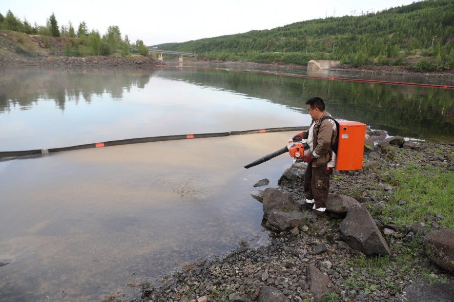 Процессуальная проверка проводится по факту разлива нефтепродуктов в реку Вилюй