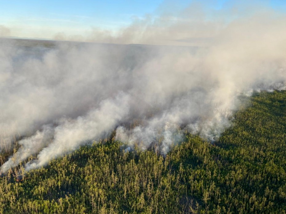 Перехода огня от лесных пожаров на населенные пункты в Якутии не допущено