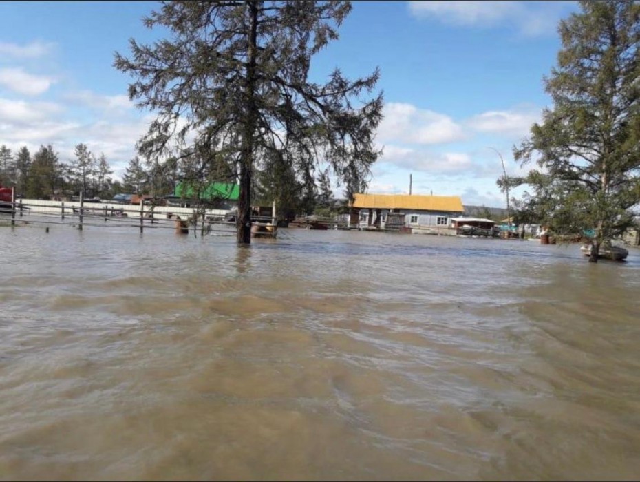 Фотофакт: Затопило село Буор-Сысы в Момском районе