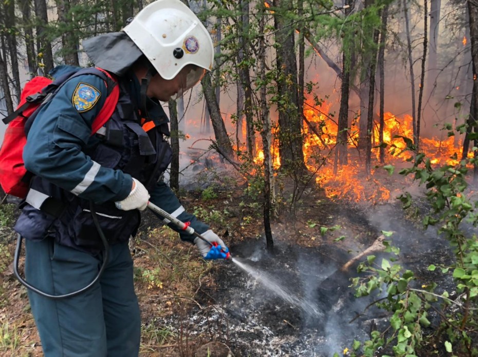 По данным Авиалесоохраны 64 лесных пожара действуют в Якутии