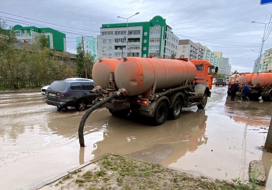 В Якутске за неделю откачали более двух тысяч кубометров луж