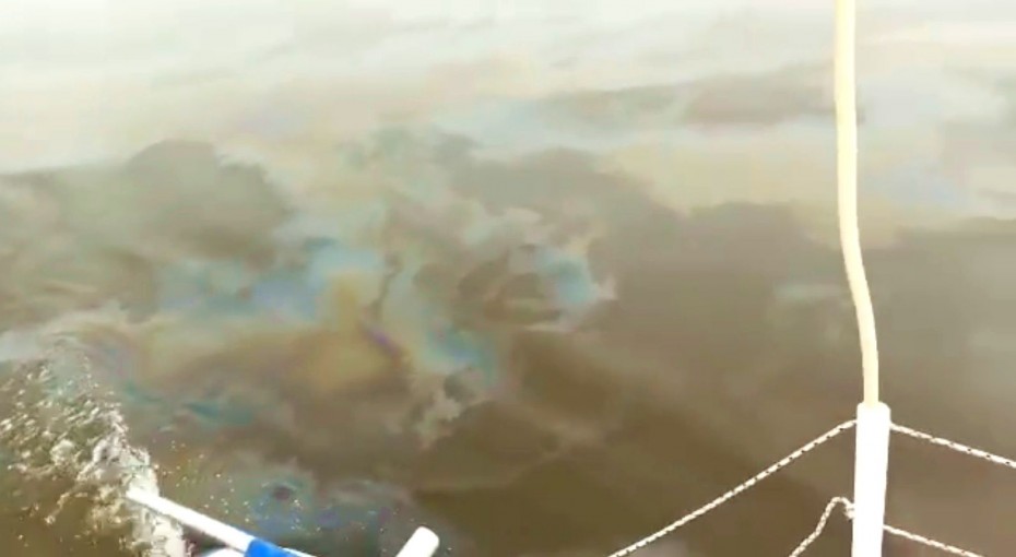 На реке Лена обнаружено загрязнение нефтепродуктами возле паромной переправы в Якутске (ВИДЕО)