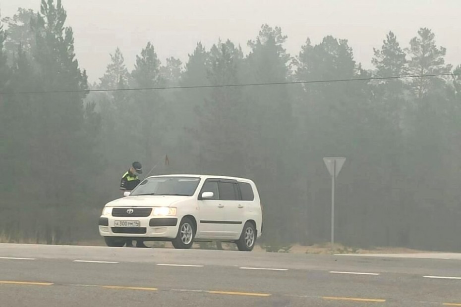 Дым от лесных пожаров осложняет движение на дорогах Якутии