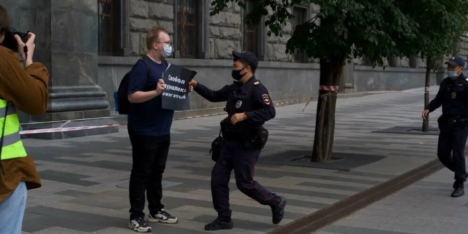 В Москве прошли пикеты журналистов против присвоения СМИ статусов иноагентов