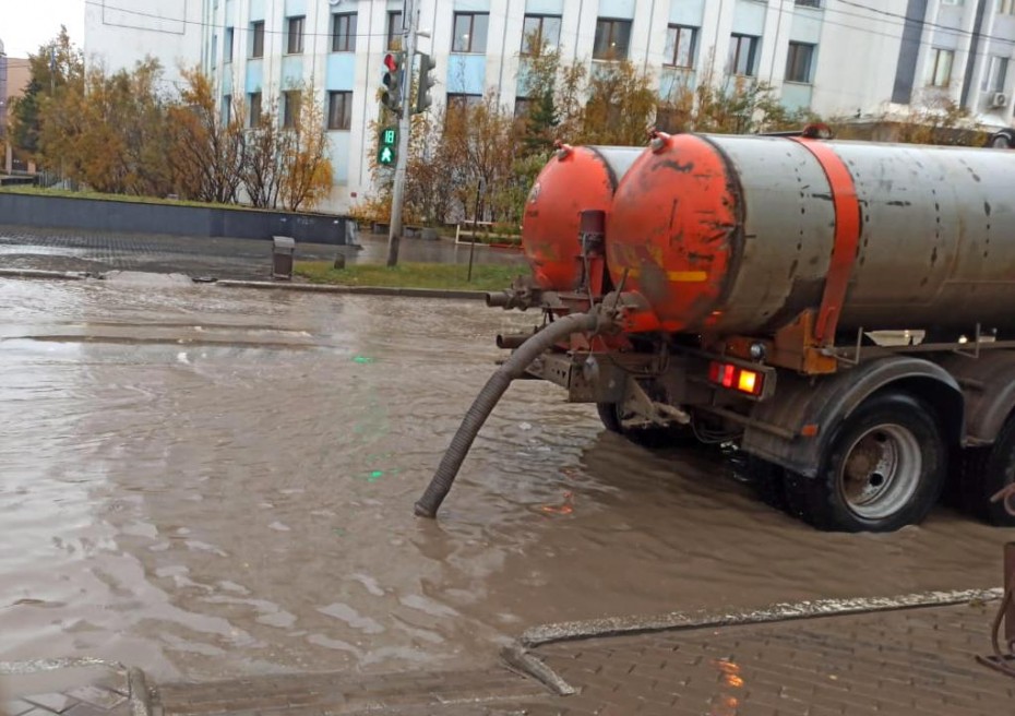 С заниженных мест улиц Якутска откачано 350 кубометров дождевых вод
