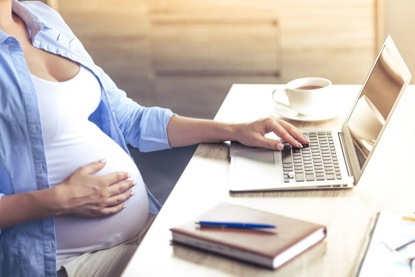 Работодателям рекомендуется отпускать беременных женщин на удалённый режим работы
