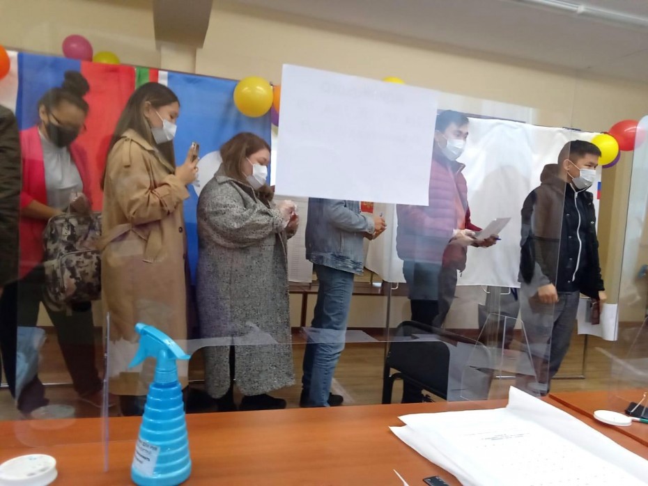Массовый подвоз избирателей к участкам фиксируется в Якутске — прибывшие отмечаются у наблюдателей от «ЕР»
