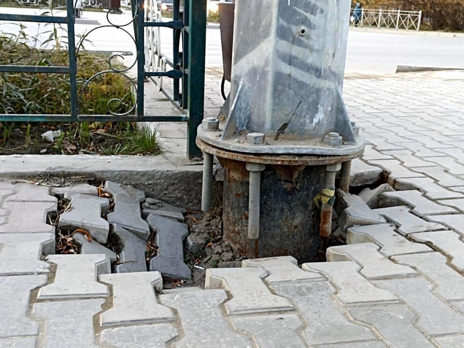 Фотофакт: Проваливается новый тротуар по Курашова