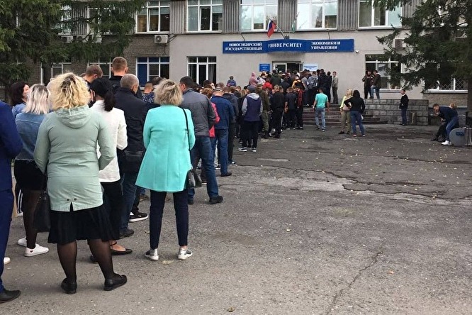 В сибирских городах выстроились огромные очереди к избирательным участкам
