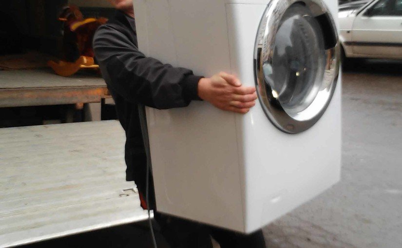 «Невозмутимый крадун»: рецидивист вынес стиральную машину из магазина у вез на такси
