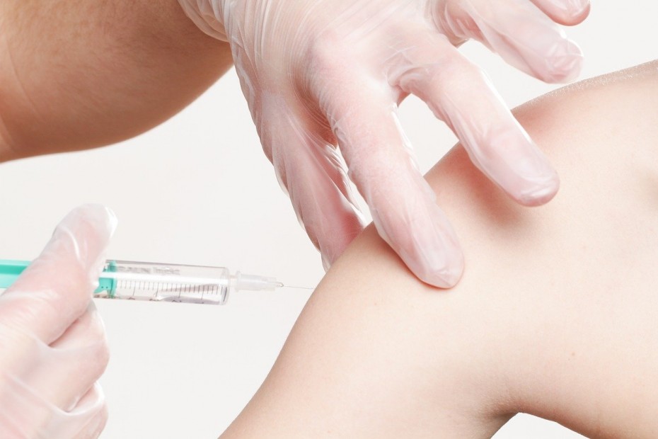 Эксперт заявил, что массовая вакцинация не останавливает распространение коронавируса