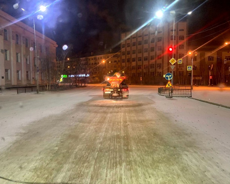 Дорожники проводят плановую уборку снега с улиц и противогололедные мероприятия в Якутске