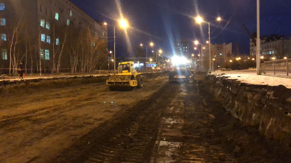 Земляные работы по подготовке основания дорожного полотна ведутся на проспекте Ленина