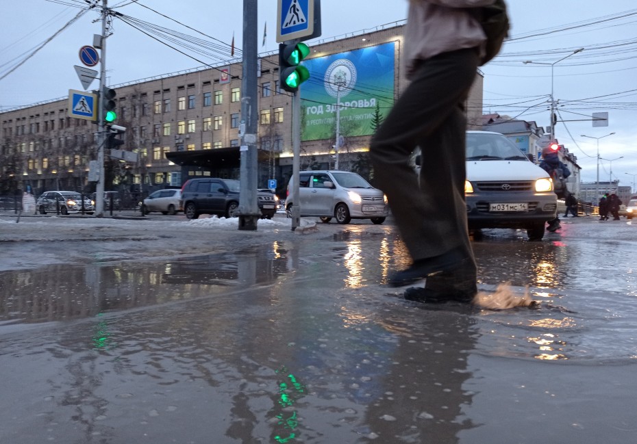 Фотофакт: Из-за теплой погоды в Якутске образовалось множество луж