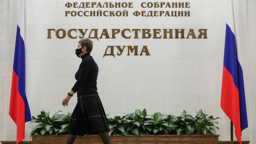 Депутатов Госдумы уже два дня учат нажимать кнопки в зале пленарных заседаний