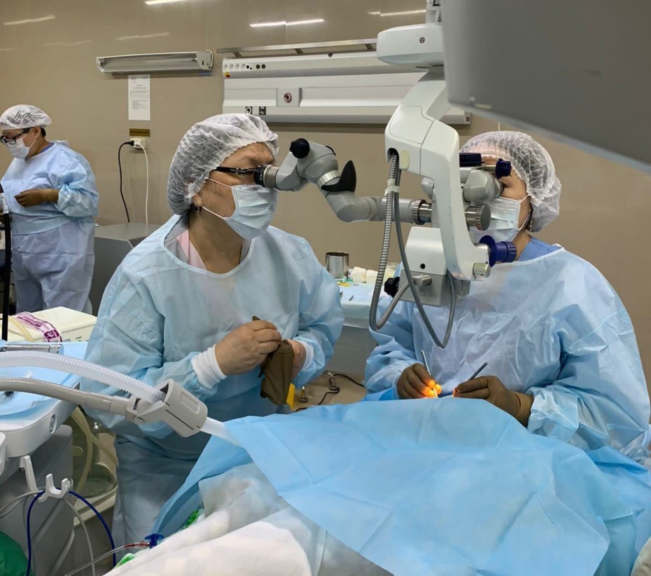 В Якутии впервые провели операции по замене хрусталика глаза малолетним детям