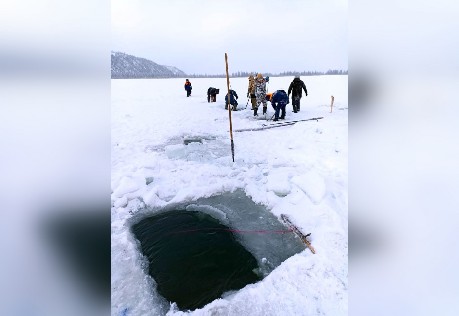 Спасатели проводят поиски двух человек, провалившихся под лед на реке Яна