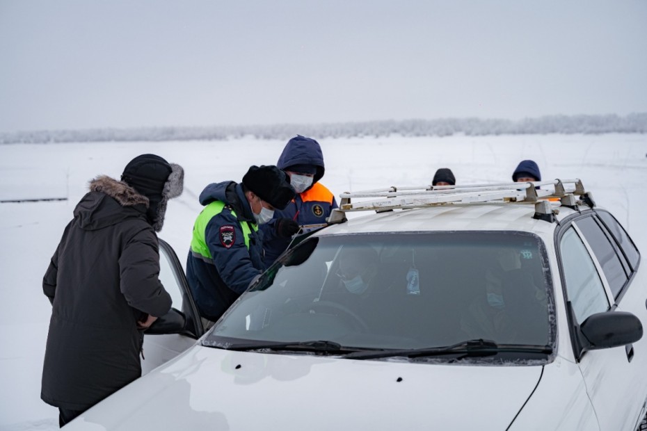 Сотрудники ГИБДД, ГИМС и Административной комиссии г. Якутска контролируют выезды на неокрепший лед