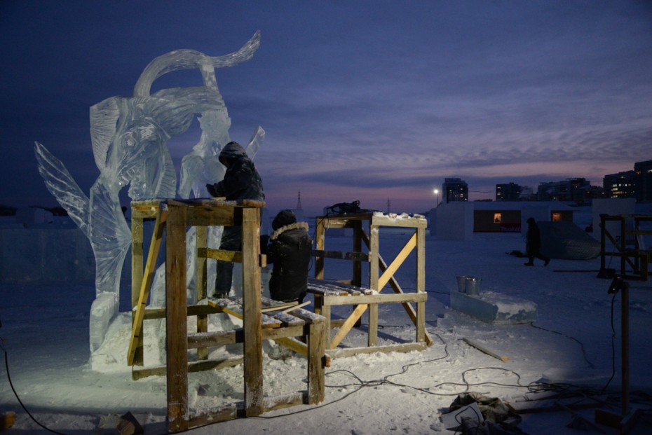 Создание ледовых фигур для фестиваля «Зима начинается с Якутии». Фотографии