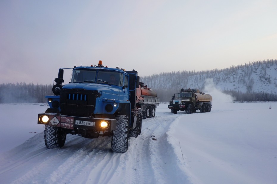 12 грузовиков застряли в Кобяйском районе Якутии, горючее на исходе
