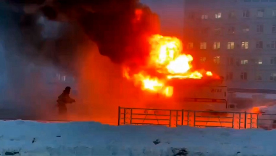 Во время выезда на вызов в Якутске загорелась машина скорой помощи