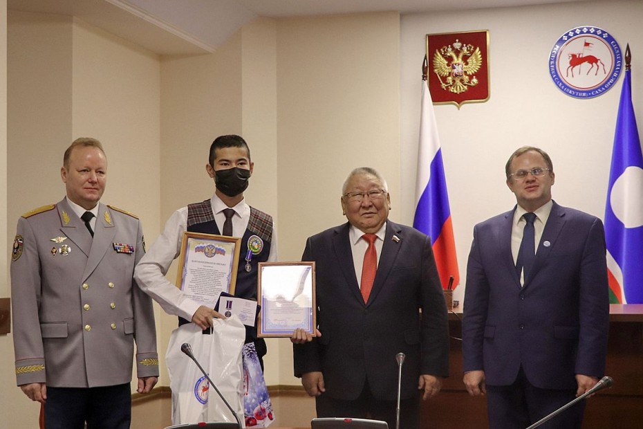 Троим школьникам в Якутии вручили медали «За проявленное мужество»