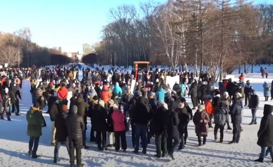Около 100 человек в Екатеринбурге вышли на пикет против введения QR-кодов