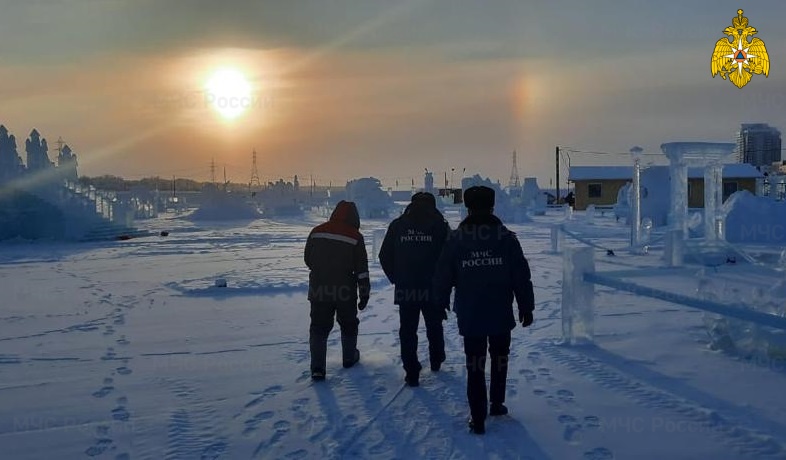 Безопасность строящегося Ледового городка в Якутске проверили инспекторы ГИМС