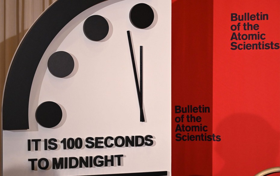 Стрелки "часов Судного дня" близки к отметке сто секунд до конца света