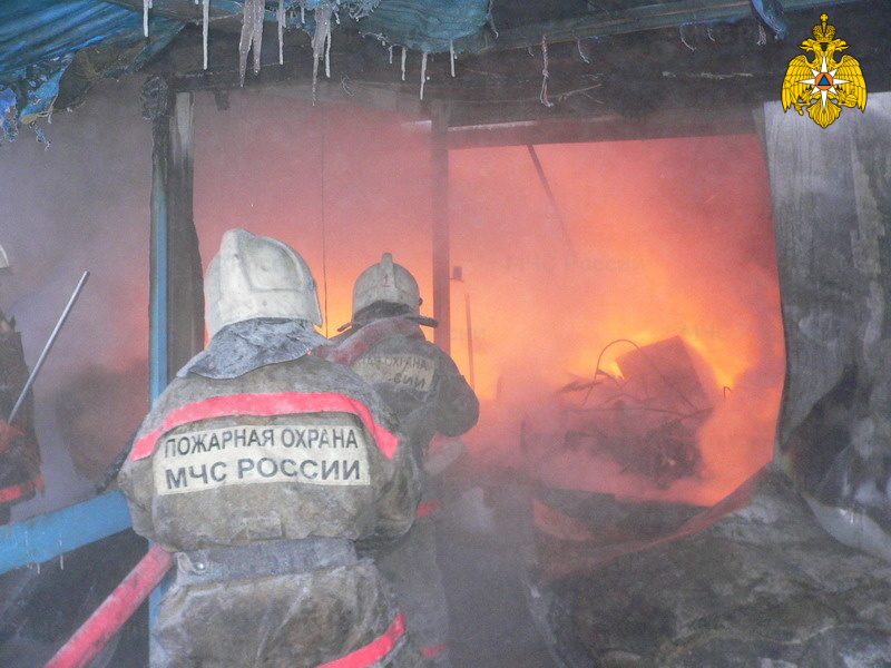 Расселенный дом и гараж сгорели в ночь на 3 февраля в Среднеколымском и Амгинском районах Якутии