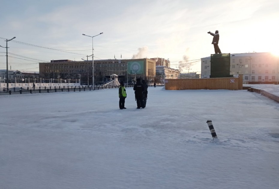Фотофакт: В Якутске полиция патрулирует площадь Ленина в связи с событиями на Украине